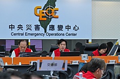 中央災害應變中心指揮官季連成（左）28日表示，根據目前進水量及雨勢等，萬里溪堰塞湖上升速度穩定，原本發布的紅色警戒降為黃色警戒，維持24小時，經撤離民眾可以返家，並提醒禁止民眾進入河床。(資料照)