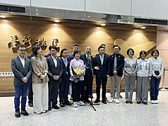 立法院長韓國瑜（右6）率跨黨派立委訪問美國華府，27日晚間返台時表示，4大目標全部達成，能感受到美國國會對台灣的強烈支持與友好。