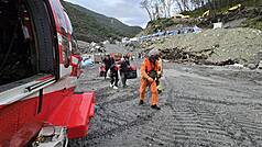 林保署委託民間團隊進入馬太鞍溪堰塞湖區執行防減災工程，近日山區連續豪大雨，考量安全，申請空勤直升機協助，28日上午順利完成全數11名施工人員安全撤離。
（空勤總隊花蓮駐地勤務第一大隊提供）
