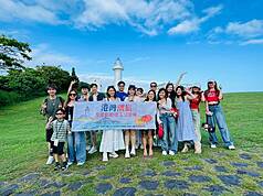 為推廣台港觀光交流與南台灣旅遊，策進會委託中華民國全國商業總會於22日至27日舉辦「港灣潮旅－香港旅遊達人交流團」，邀集15位香港網紅來台。圖為團員體驗墾丁碧海藍天。