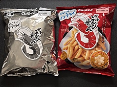日本卡樂比旗下的蝦條近期出現黑白包裝。由於中東危機，原料「石腦油」難以進口，企業因此捨棄彩色，改為黑白印刷。