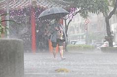 中央氣象署28日下午針對北北基發布大雷雨即時訊息，慎防短延時強降雨、閃電落電。圖為台北市大安區出現午後雷陣雨，民眾撐傘擋雨。