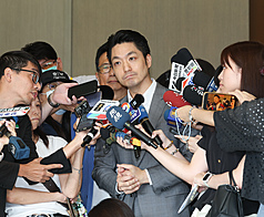 台北市長蔣萬安（前中）29日在台北出席「內湖康樂街136巷公辦都更案」簽約典禮，會前接受媒體採訪。