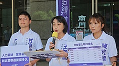 時代力量黨主席王婉諭（中）29日與綠黨新北市議員參選人甘崇緯（左）、小民參政歐巴桑聯盟議員參選人陳宛毓（右）於新北市政府前舉行記者會，要求市府補足警力，避免中和分局員警猝死憾事再發生。