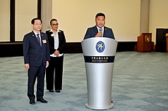 馬紹爾群島共和國外交暨貿易部長康仁德（右1）伉儷訪團一行7人訪台，康仁德29日晚間在桃園國際機場發表談話。