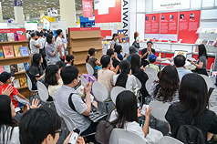韓國首爾國際書展28日落幕，台灣館備受矚目。書展期間，繪本作家賴馬在首爾與韓國讀者見面，吸引大批親子參與活動。
（文策院提供）