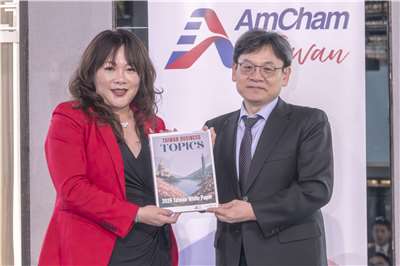 國家發展委員會主委葉俊顯代表政府接受台灣美國商會發布的《2026台灣白皮書》。(國發會提供)