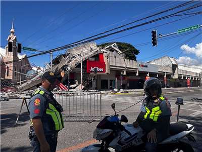 菲律賓南部外海8日發生強震，警方表示，已造成至少1人死亡、4人受傷，並有多棟建築倒塌。(AFP)