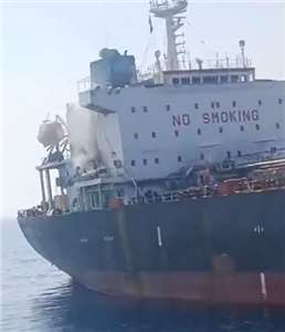一艘懸掛帛琉國旗的運輸船在阿曼蘇哈爾港（Sohar）東北方20海里處通報輪機艙起火。(圖 : X平台@NewsTanksVoiceofSea)
