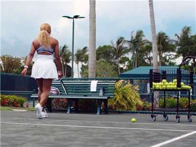 美國女網名將小威廉絲(Serena Williams)將重返賽場。圖為小威廉絲1日社群媒體發文，附上一段她身穿白色Nike網球服走在球場上的影片。(翻攝X@Serena Williams)