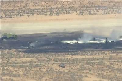 一架美軍B-52轟炸機在愛德華機場（Edwards Air Force Base）起飛後不久墜毀，現場一片焦黑。