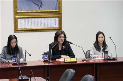 國民黨主席鄭麗文將於晚間啟程訪美，她今天(1日)下午於國民黨中央黨部召開行前記者會。（趙婉淳 攝)