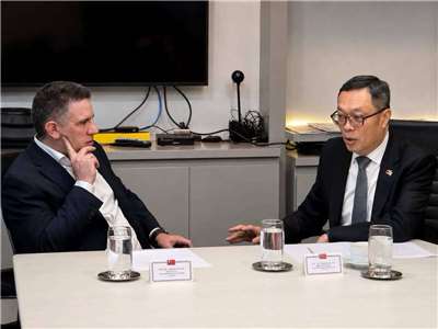 外交部政務次長陳明祺(右)與巴拉圭資通訊科技部長畢亞德(Gustavo Villate, 左)討論台巴主權AI算力中心投資案進程。(圖:外交部)