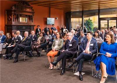 澳洲新南威爾斯州（NSW）州議會的台灣、美國及日 本三大友誼小組24日舉辦「印太夥伴交流：彰顯共享 價值，鏈結區域友誼」聯合茶會；駐雪梨辦事處處長 吳正偉（前排右二）等多國領事和代表應邀出席。 （駐雪梨辦事處提供）