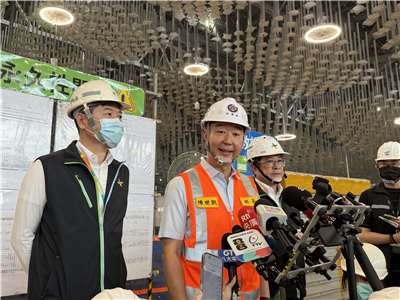交通部長陳世凱16日率領媒體開箱桃機第三航廈建設進度，並表示希望明年底能讓這座嶄新的航廈呈現在國人眼前。(吳琍君攝)