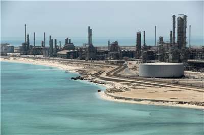 沙烏地阿拉伯石油公司26日恢復在波斯灣拉斯塔努拉(Ras Tanura)設施的石油裝運作業。圖為拉斯塔努拉煉油廠及石油碼頭的全景。資料照。