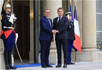 芬蘭總理歐爾波(Petteri Orpo)(左)與法國總統馬克宏(Emmanuel Macron)(右)6 月3日在法國巴黎會面。(AFP)