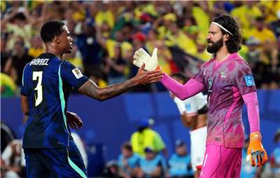 2026年世界盃C組賽事中，巴西第二場對上海地時，門將貝克(Alisson Becker)(右)穿著粉紅色球衣上場。圖為貝克與隊友馬加良斯( Gabriel Magalhaes)擊掌慶祝。(路透社/達志影像)