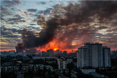 俄軍2日清晨以多枚飛彈襲擊烏克蘭首都基輔(Kyiv)。圖為基輔5月24日遭襲，市區濃煙升起。(美聯社/達志影像)