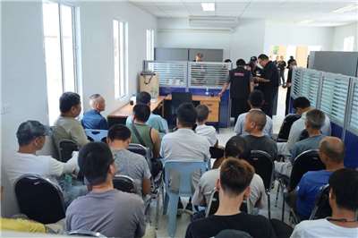 泰國當局日前在普吉府查獲22名涉嫌非法工作的外籍人士，其中包括19名中國籍及3名緬甸籍勞工。 (圖:Mizzima)
