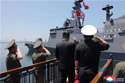 北韓領導人金正恩23日出席在南浦港(Nampho port)舉行的儀式，慶祝新型多用途驅逐艦「崔賢號」正式部署服役。(圖:KCNA)