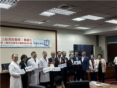 台灣遠距醫療服務聯盟26日宣告，支持教育部青年百億海外圓夢基金計畫，以「看醫生」平台協助青年在海外遠距醫療服務。(楊雨青 攝)