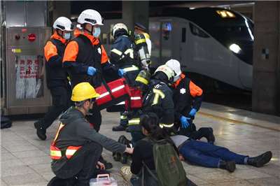 內政部消防署11日表示，救災、救護分開會遇到人力不足問題，希望救護方面能進行分類並類似「外包」出去，不過仍在規劃階段。(台北市政府提供)
