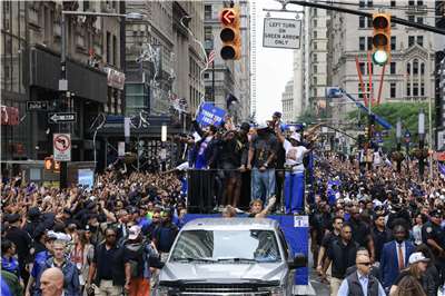 拿下NBA總冠軍的紐約尼克隊(New York Knicks)18日進行封王盛大遊行，人群擠滿了曼哈頓下城(Lower Manhattan)的街道。(AFP)