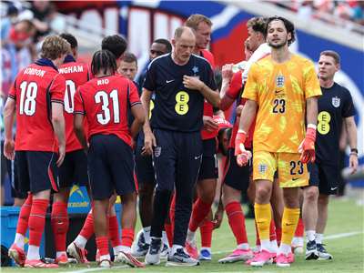 德國籍總教練圖赫爾(Thomas Tuchel)(圖中黑衣者)接掌英格蘭國家足球隊兵符，將帶領三獅軍團擒金盃。圖為英格蘭隊在美國佛州坦帕市舉行的友誼賽對戰紐西蘭。(AFP)