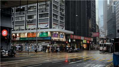 香港天文台18日下午掛出了最高級別的黑色暴雨警告信號，並表示每小時雨量超過70毫米的豪雨很可能將持續降落。(圖：Raiday Zhang / Unsplash圖庫)
