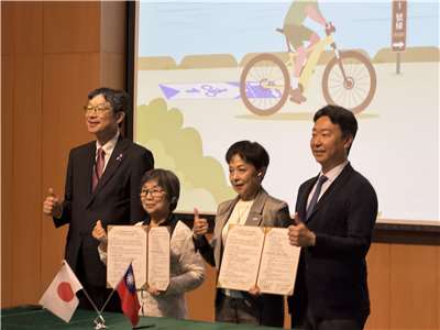交通部長陳世凱(右)2日與日本台灣交流協會副代表川合現(左)共同出席「台日自行車安全文化交流論壇」，並見證台灣「自行車新文化基金會」董事長劉麗珠(中右)與日本「自轉車利用環境向上會議JCC (Japan Cycling Congress)」會長三國成子(中左)簽署MOU。(吳琍君攝)