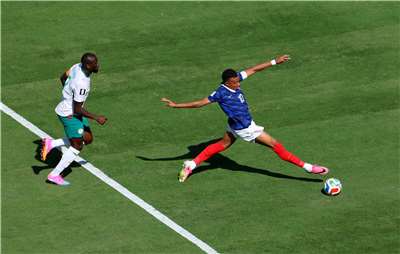法國出戰塞內加爾，法國隊球星姆巴佩（Kylian Mbappe）(右)個人射進2球，終場法國隊以3比1獲勝。