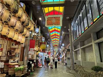 日本計劃自2027年4月起，將國內食品飲料消費稅的稅率從現行8%調降至1%。圖為錦市場商店街。(央廣資料照)