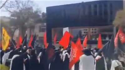 數十名抗議者13日聚集在伊朗東北部城市麥什赫德(Mashhad)的外交部辦公室外，身穿黑色查多爾罩袍的女性在該建築前揮舞著紅黑兩色旗幟，高喊「可恥的滲透者阿拉奇去死」。(X@AryJeayBackup)