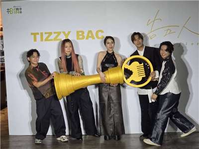 同屬相信音樂的告五人(右起哲謙、雲安、犬青)與Tizzy Bac(惠婷、前源)雙雙入圍第37屆金曲獎最佳樂團大獎，23日兩團合體，拍照時搞笑做出爭奪獎座的姿勢。(江昭倫 攝)