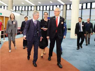 捷克參議院議長韋德齊(Milos Vystrcil，前左)1日訪台，外交部次長吳志中(前右)代表政府前往接機 (外交部提供)