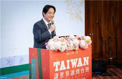 《臺灣漫遊錄》獲國際布克獎，賴清德總統30日出席由文化部與文總舉辦的交流會，親自向作家楊双子與譯者金翎表達感謝與祝賀。(圖：總統府提供)