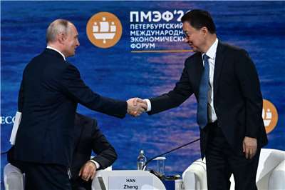 俄羅斯總統普丁(Vladimir Putin)(左)與中國國家副主席韓正(右)在聖彼得堡舉行的國際經濟論壇握手。