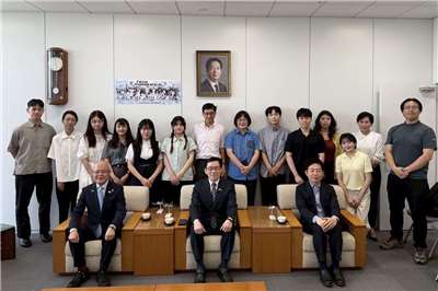 政大日本學程師生由李世暉主任（前排右）率團赴日研修，總統府國策顧問陳天隆（前排左）、陳美華社長（後排右二）等人陪同，12日前往拜會臺北駐大阪經濟文化辦事處，處長范振國（前排中）熱情接待。圖：陳天隆國策顧問提供