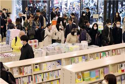 日本實體書店日益減少，全國大約一萬家不到。資料照片。