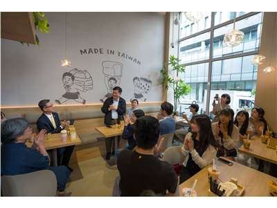 外長林佳龍頻繁赴訪波蘭，不僅能公開出席活動，也能在華沙趴趴走拜訪當地首間台灣餐廳 (圖取自林佳龍臉書)