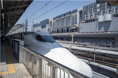 JR東海宣布，將首度推出「夜行新幹線」，將於8月8日晚間10時自東京站出發，9日凌晨左右抵達岐阜羽島站，停靠至上午6時左右，隨後繼續行駛，最後於上午7時前抵達新大阪站。資料照。