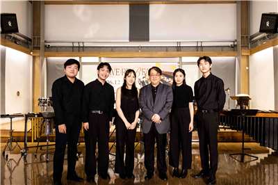朱宗慶打擊樂團2的5位年輕擊樂家，6月12日將在誠品表演廳推出生涯首場專場音樂會《5IVE：RE/BEAT》。左起陳咸任、葉立偉、劉昕樺、藝術總監朱宗慶、羅曼嘉、蘇威銓。（朱宗慶打擊樂團提供）