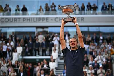 德國好手茲韋列夫(Alexander Zverev)7日在法國網球公開賽決賽擊敗對手，4度闖進大滿貫決賽終於高舉生涯首座金盃。(AFP)