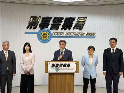行政院長卓榮泰(中)22日視察刑事警察局「115年主題式打詐暨淨流專案」執行成果。(鄭佑漢 攝)