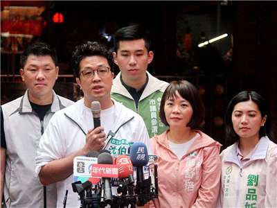 民進黨台北市長參選人沈伯洋(左二)20日表示，應將農產品行銷到沒有政治前提的國家 (央廣記者王照坤 攝)