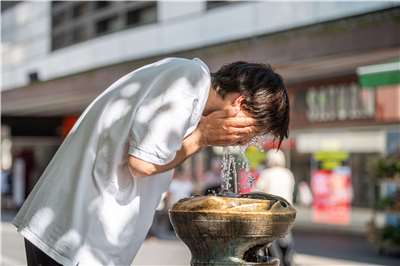 德國熱浪來襲，多特蒙德(Dortmund）民眾洗臉去暑氣。