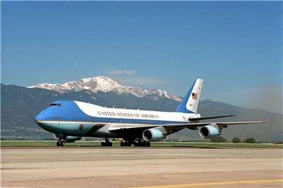 美國白宮官員18日向兩架用於運送美國總統超過30年的專機之一告別，外界猜測卡達送給川普的飛機將開始服務。圖為1990年起服役，負責載送歷任美國總統的波音VC-25型空軍一號。(維基百科)