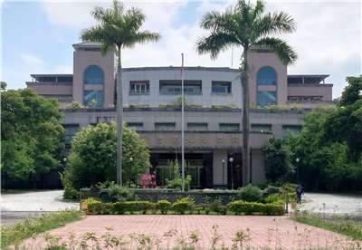 一名黃姓男宮廟主持誆女信徒卡到陰性侵39次，宜蘭地院審理後，判處25年徒刑。圖為宜蘭地方法院外觀資料照。(翻攝維基百科)