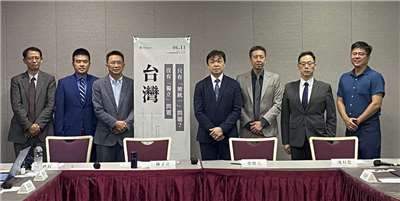 東海大學中國大陸暨區域發展研究中心11日舉辦「台灣沒有『獨立』問題，只有『被統一』問題」座談會，與會專家學者合影留念。(陳念宜 攝)